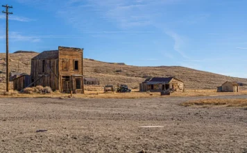 Arizona Ghost Towns Road Trip: 10 Abandoned Towns Worth the Drive (2026) Arizona ghost towns road trip featuring historic towns like Jerome, Oatman, and Vulture City in Arizona