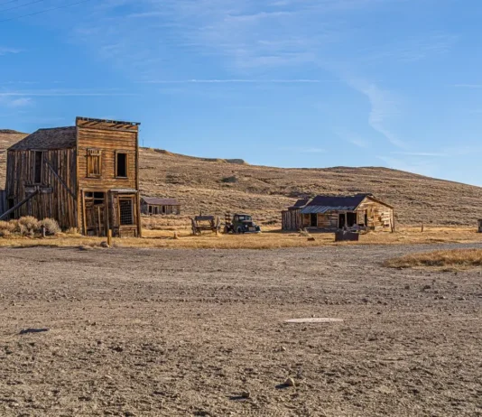 Arizona Ghost Towns Road Trip: 10 Abandoned Towns Worth the Drive (2026) Arizona ghost towns road trip featuring historic towns like Jerome, Oatman, and Vulture City in Arizona