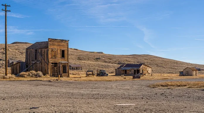 Arizona Ghost Towns Road Trip: 10 Abandoned Towns Worth the Drive (2026) Arizona ghost towns road trip featuring historic towns like Jerome, Oatman, and Vulture City in Arizona