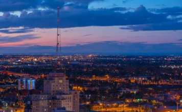 Best Day Trips from Phoenix AZ to Small Towns: 10 Drives Worth Taking Day trips from Phoenix featuring scenic Arizona destinations, desert landscapes, and charming small towns.