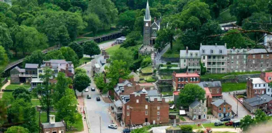 Best Small Towns in Virginia: 14 Shenandoah and Blue Ridge Gems Best small towns in Virginia featuring Staunton, Lexington, Luray, Orange, and Chincoteague