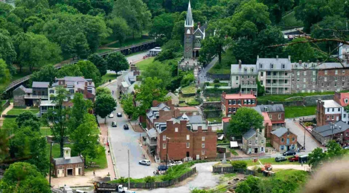 Best Small Towns in Virginia: 14 Shenandoah and Blue Ridge Gems Best small towns in Virginia featuring Staunton, Lexington, Luray, Orange, and Chincoteague