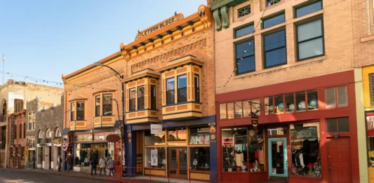 Free Things to Do in Bisbee AZ: 15 No-Cost Experiences Worth Having Free things to do in Bisbee AZ, including historic downtown, scenic viewpoints, colorful streets, and public art.