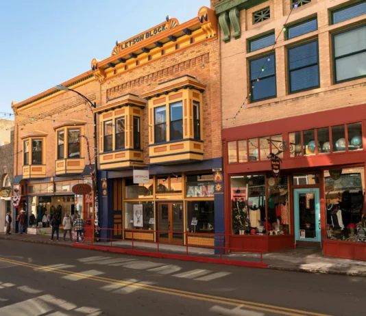 Free Things to Do in Bisbee AZ: 15 No-Cost Experiences Worth Having Free things to do in Bisbee AZ, including historic downtown, scenic viewpoints, colorful streets, and public art.